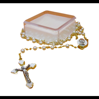 Colar em corrente dourada com contas de pérola branca e cruz com figura de Cristo sobre caixa transparente