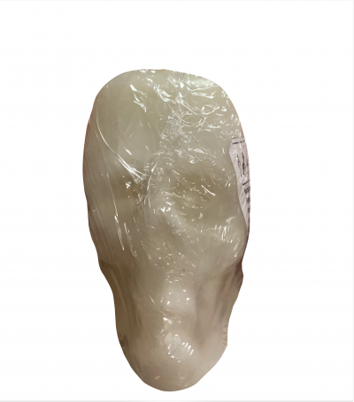 Caveira decorativa branca embalada em plástico transparente