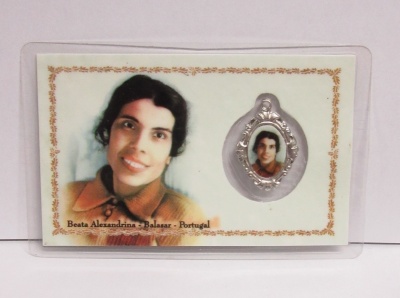 cartão com foto de mulher Beata Alexandrina da Costa e medalha prateada