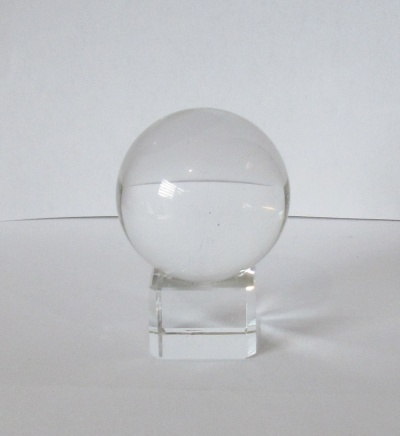 Bola de cristal transparente sobre suporte quadrado transparente