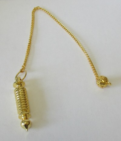 Pêndulo cilíndrico dourado com corrente fina dourada