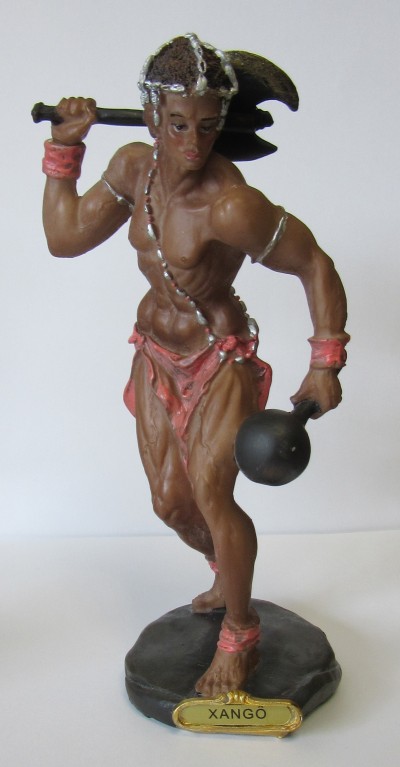 Estátua de Xangô com machado e clava, base preta com placa dourada