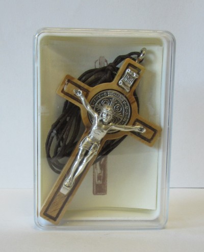 Crucifixo de madeira e metal com cordão em embalagem plástica