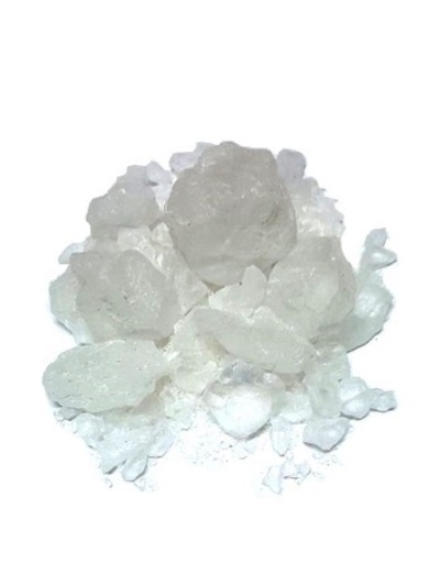 Cristais brancos irregulares semelhantes a sal grosso