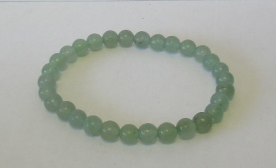 Pulseira de contas verdes translúcidas num fundo branco