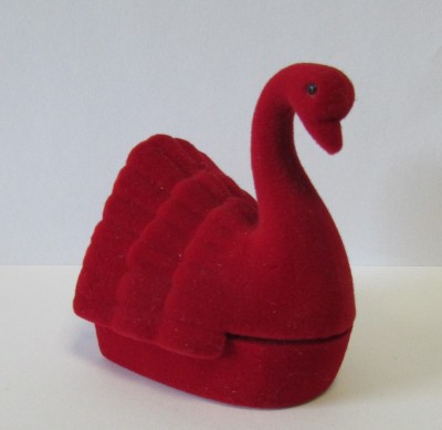 Caixa decorativa em forma de cisne vermelho com veludo