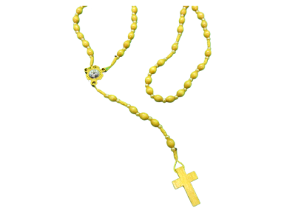 Rosário amarelo com cruz e crucifixo central em fundo preto