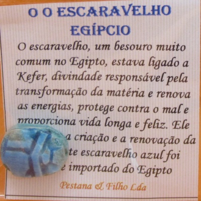 Texto em português sobre o escaravelho egípcio com pedra azul de escaravelho