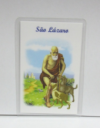 Cartão com imagem de São Lázaro e dois cães em fundo natural