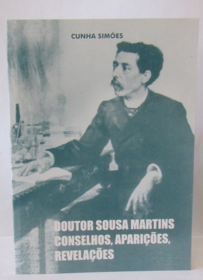 Capa de livro com fotografia antiga de homem sentado e texto em azul