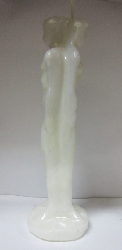 Vela branca com forma de duas figuras humanas entrelaçadas