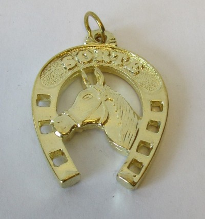 Pendente dourado em forma de ferradura com cavalo e palavra SORTE