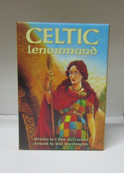 Caixa do baralho CELTIC lenormand com ilustração de mulher vestindo capa vermelha