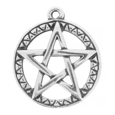 Pingente prateado em forma de pentagrama dentro de círculo decorado