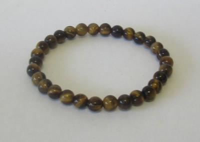 Pulseira de contas redondas em tons castanho e dourado sobre fundo branco