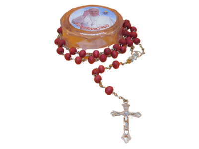 Terço com contas vermelhas, crucifixo dourado e pacote com imagem do Papa Francisco