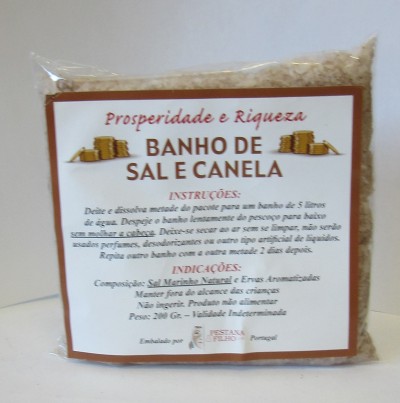 Pacote transparente de banho de sal e canela com etiqueta branca e texto castanho.