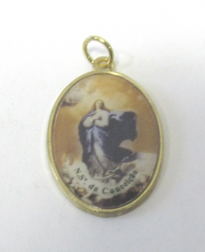 Medalha oval dourada com imagem religiosa de Nossa Senhora da Conceição