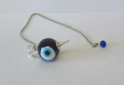 Pendente metálico prateado com esfera preta e olho azul