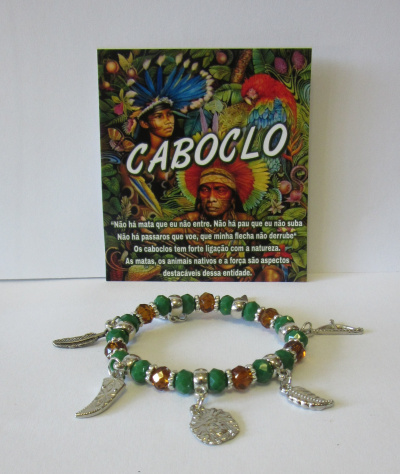 Pulseira colorida com pendentes em metal prateado e cartão com texto CABOCLO em português