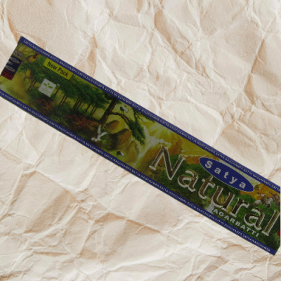 Embalagem de incenso Satya Natural AGARBATTI com design verde e amarelo e ilustração de natureza