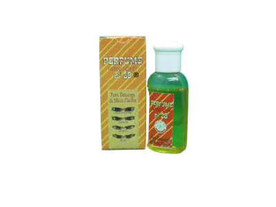 Frasco de perfume verde com rótulo vermelho e caixa amarela laranja ao lado