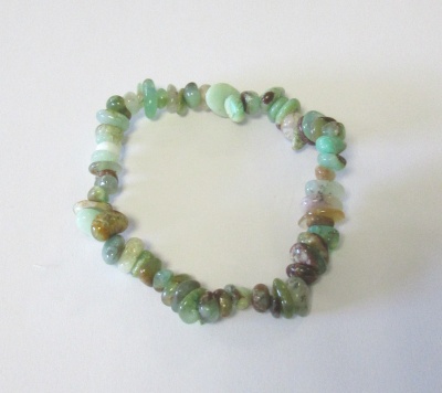 Pulseira de pedras verdes e marrons em fundo branco