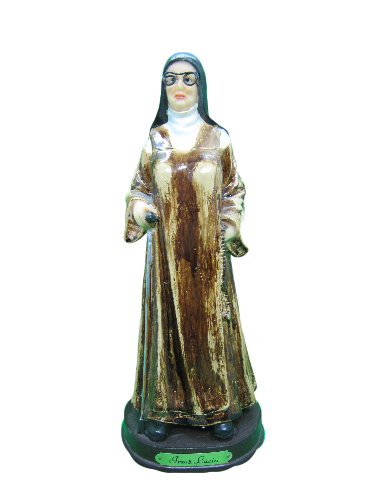 Estátua de freira com hábito castanho e branco e óculos pretos em base verde