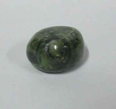 Pedra polida green jasper verde escuro sobre superfície branca