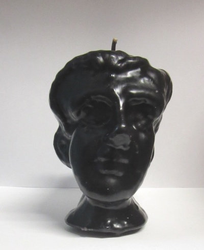 Vela preta esculpida em forma de cabeça humana