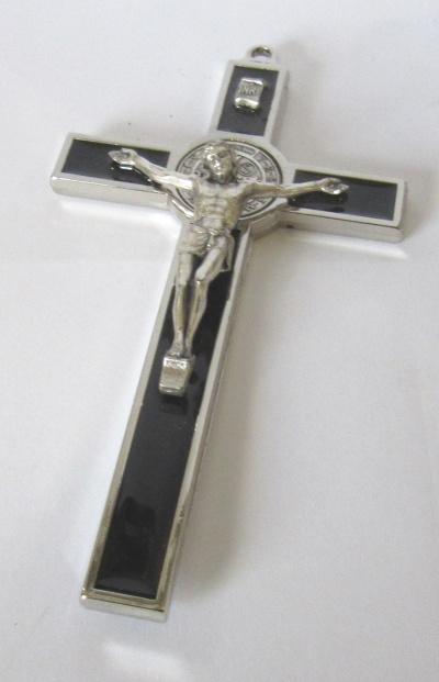 Crucifixo metálico com detalhes em preto e figura de Jesus
