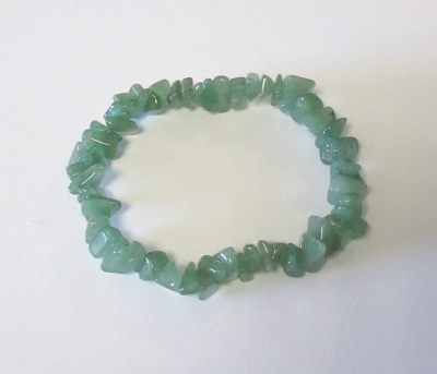 Bracelete elástico de pedras verdes polidas sobre fundo branco