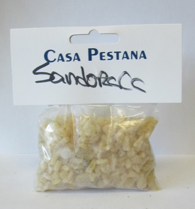 Pacote de pequenos pedaços amarelos transparentes com rótulo branco CASA PESTANA