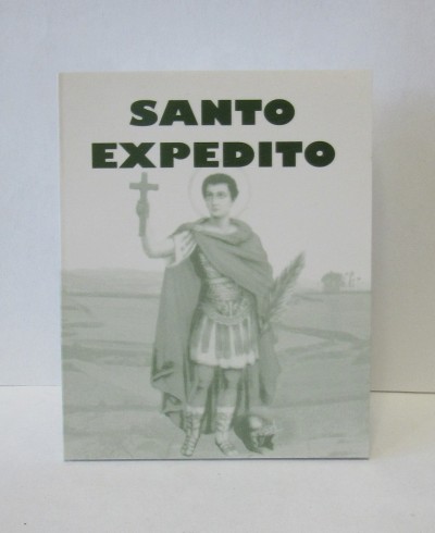 Cartão ou embalagem com imagem de Santo Expedito e o texto 'SANTO EXPEDITO'