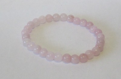 Pulseira de contas rosa claro sobre fundo branco