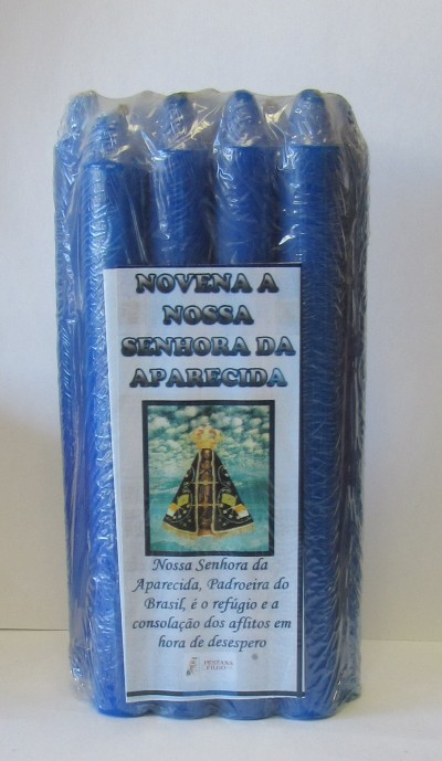 Conjunto de velas azuis com etiqueta de Nossa Senhora da Aparecida