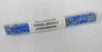 Vela azul enrolada com etiqueta em fundo branco