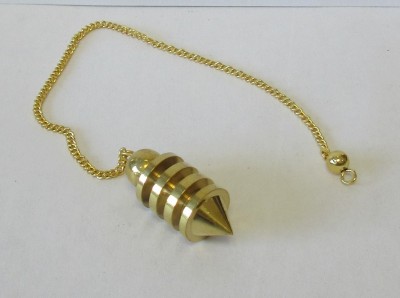 Pêndulo dourado cónico com corrente sobre superfície branca