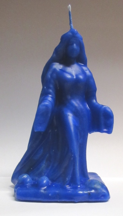 Vela azul em forma de figura feminina com vestido longo e manto
