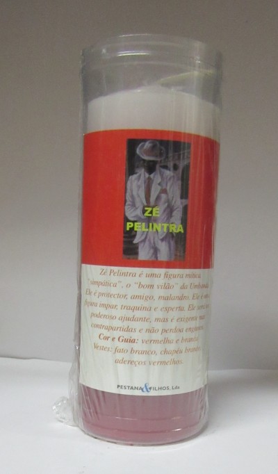 Vela branca com base vermelha e rótulo com texto e imagem de Zé Pelintra