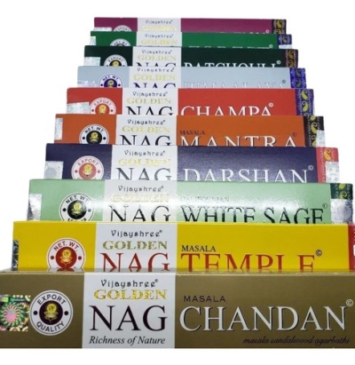 Caixas coloridas de incenso Vijayshree empilhadas com diferentes nomes