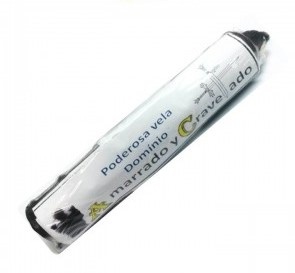 Vela longa branca embalada com etiqueta de texto em português