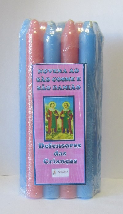 Pacote de velas azuis e cor-de-rosa com etiqueta de novena a São Cosme e São Damião