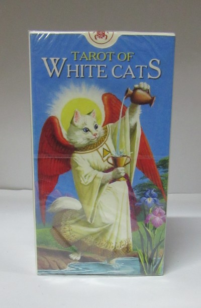 Caixa de tarot com ilustração de gato branco vestido de anjo em fundo azul
