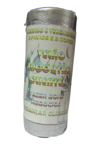 Pacote cilíndrico de velas brancas com texto colorido na etiqueta.