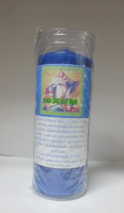 vela azul com rótulo contendo figura feminina e texto em português