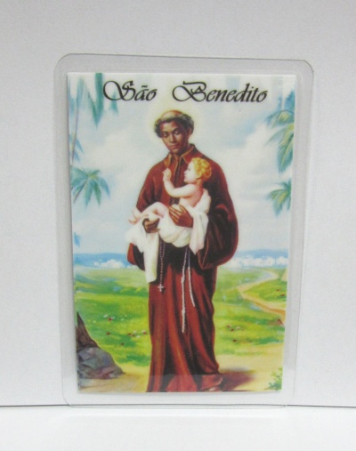 Cartão plástico com imagem religiosa de São Benedito e criança