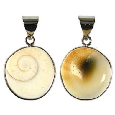 Dois pendentes redondos de conchas naturais em metal prateado