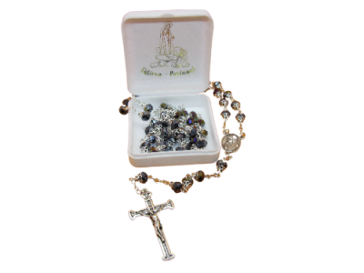 Rosário azul e prateado numa caixa branca com texto 'Fátima - Portugal'