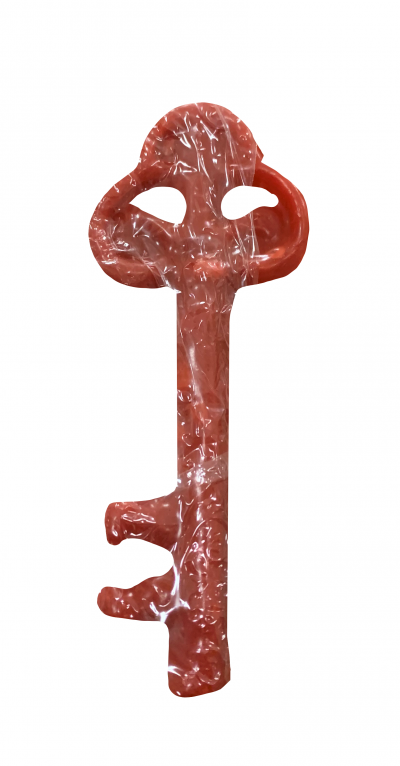 Chave antiga vermelha com película plástica